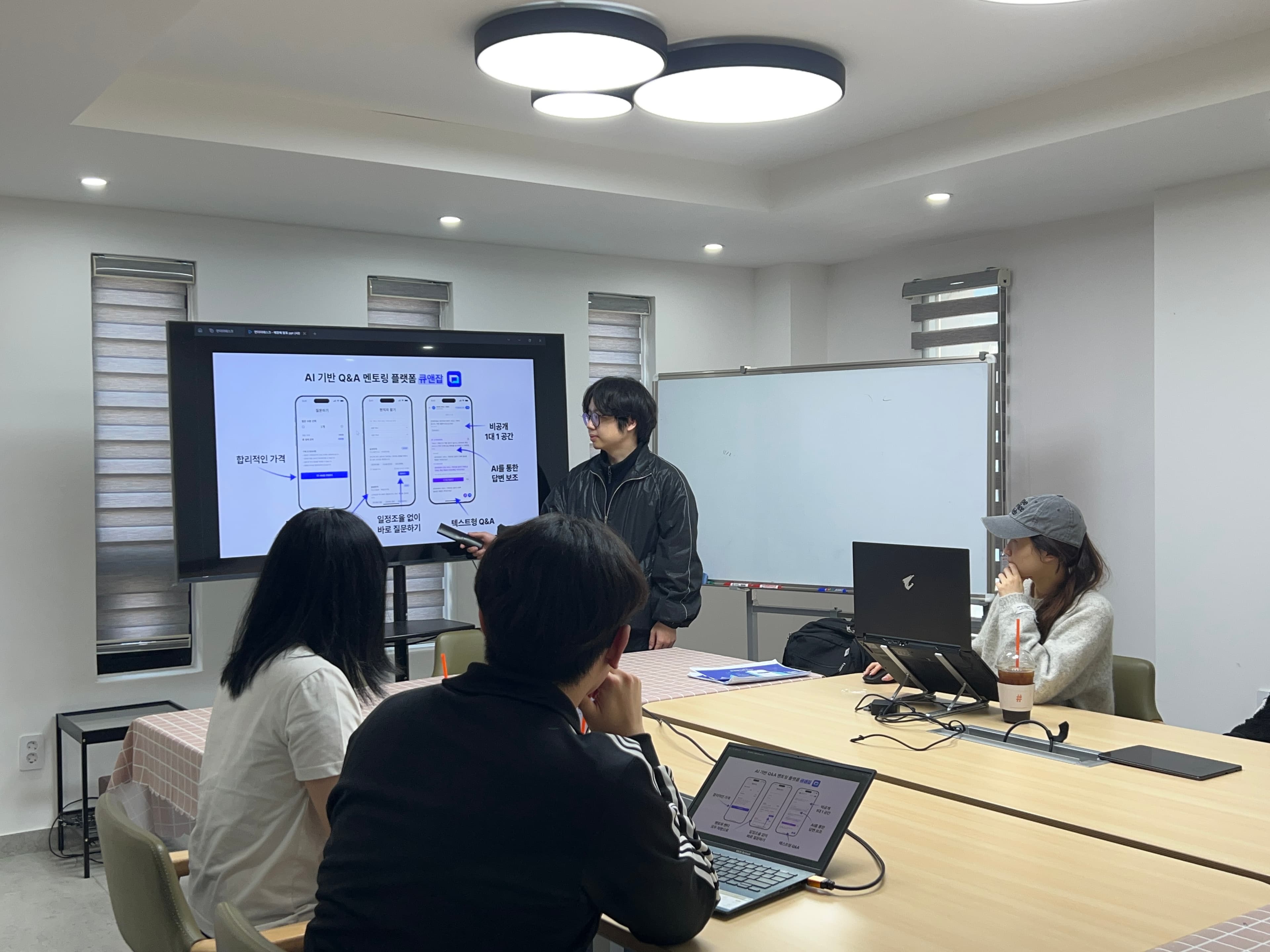 언더더데스크 팀이 일하는 모습